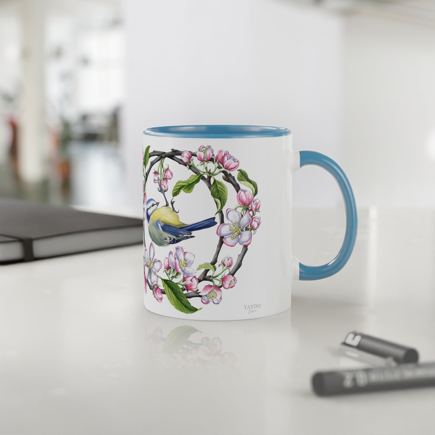 Tasse mit Blaumeise-Motiv