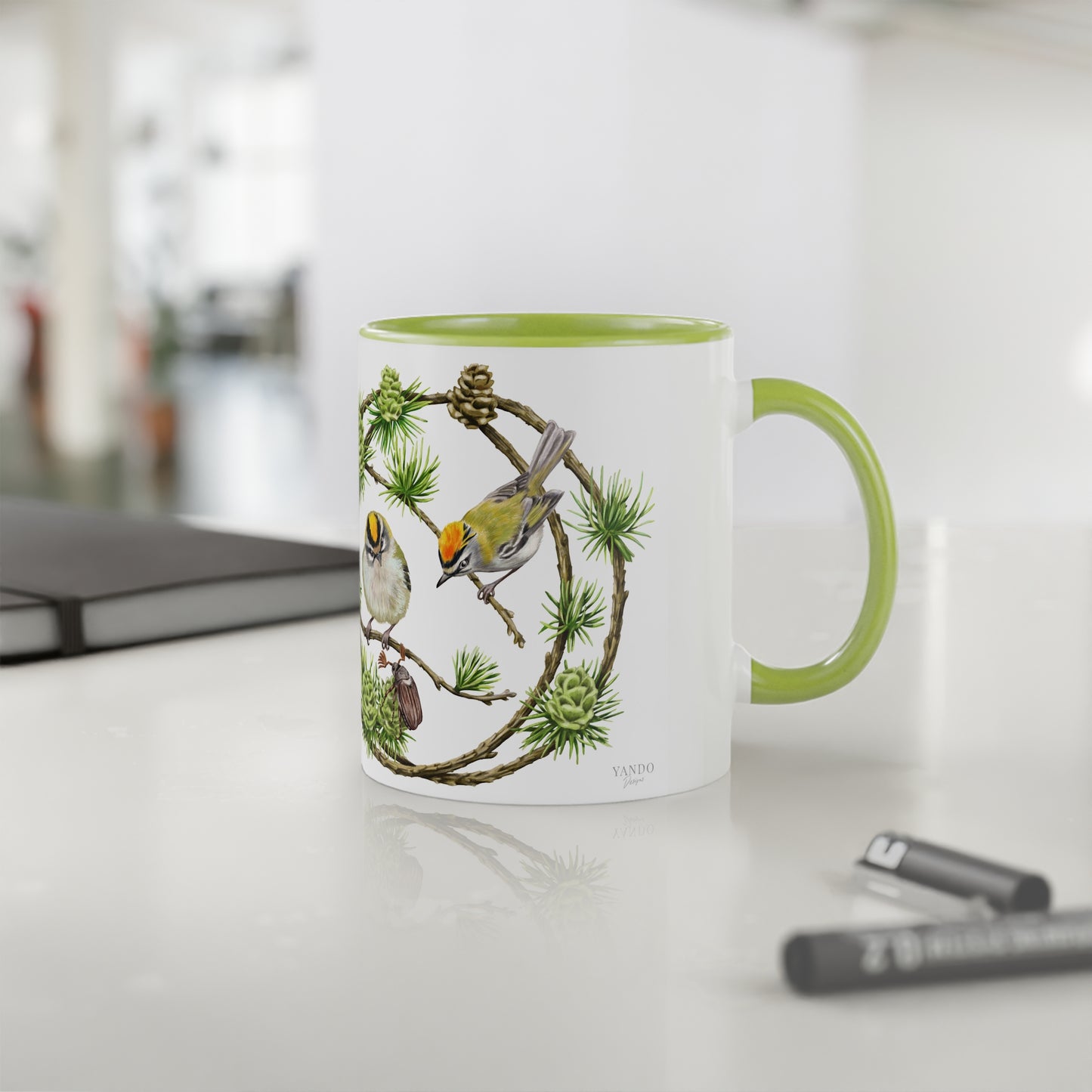 Tasse mit Goldhähnchen-Motiv
