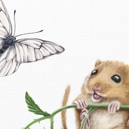 Leinwand mit detailliertem Naturmotiv einer kleinen Haselmaus, die an einem grünen Zweig nagt, daneben ein zart gezeichneter . - Leinwanddruck - Haselmäuse und Himbeere - YANDO Designs