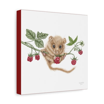 Detaillierter Leinwanddruck mit Naturmotiv einer Haselmaus, die an einem Zweig mit roten Himbeeren hängt, weißer. - Leinwanddruck - Haselmaus und Himbeere II - YANDO Designs