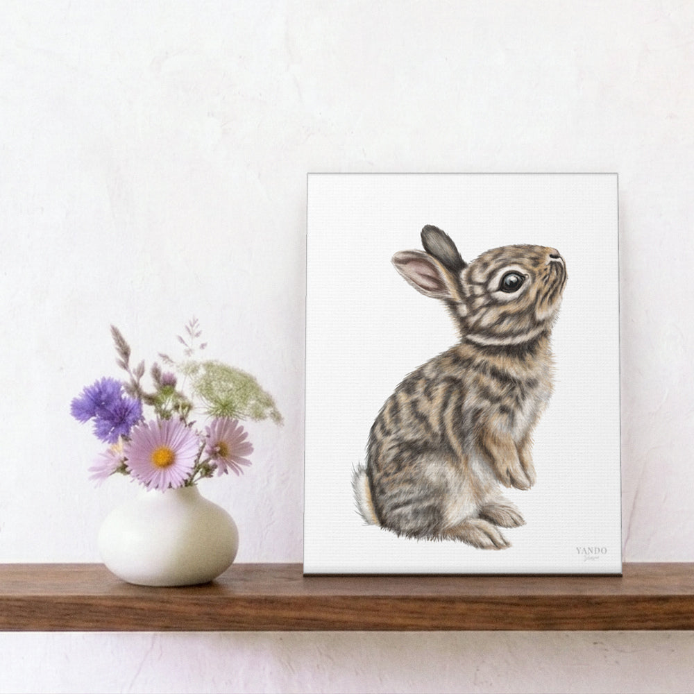 Leinwanddruck Kaninchen II – an die Wand gelehnt auf einem Regal neben einer Vase mit Blumen