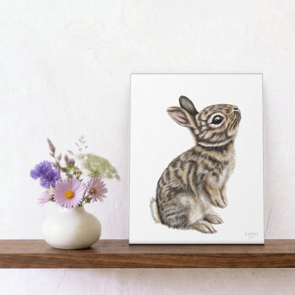 Leinwanddruck Kaninchen II – an die Wand gelehnt auf einem Regal neben einer Vase mit Blumen