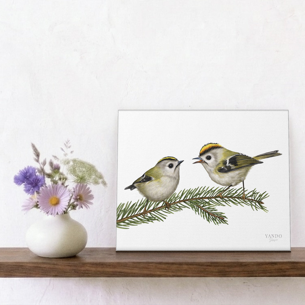 Leinwanddruck Wintergoldhähnchen und Fichte – an die Wand gelehnt auf einem Regal neben einer Vase mit Blumen