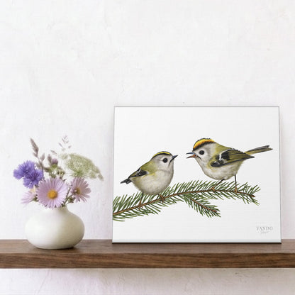 Leinwanddruck Wintergoldhähnchen und Fichte – an die Wand gelehnt auf einem Regal neben einer Vase mit Blumen