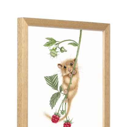 Kunstdruck Haselmaus und Himbeere mit Holzrahmen – Naturholz Dunkel, Schrägansicht