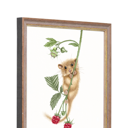 Kunstdruck Haselmaus und Himbeere mit Holzrahmen – Nussbraun-Gold, Schrägansicht