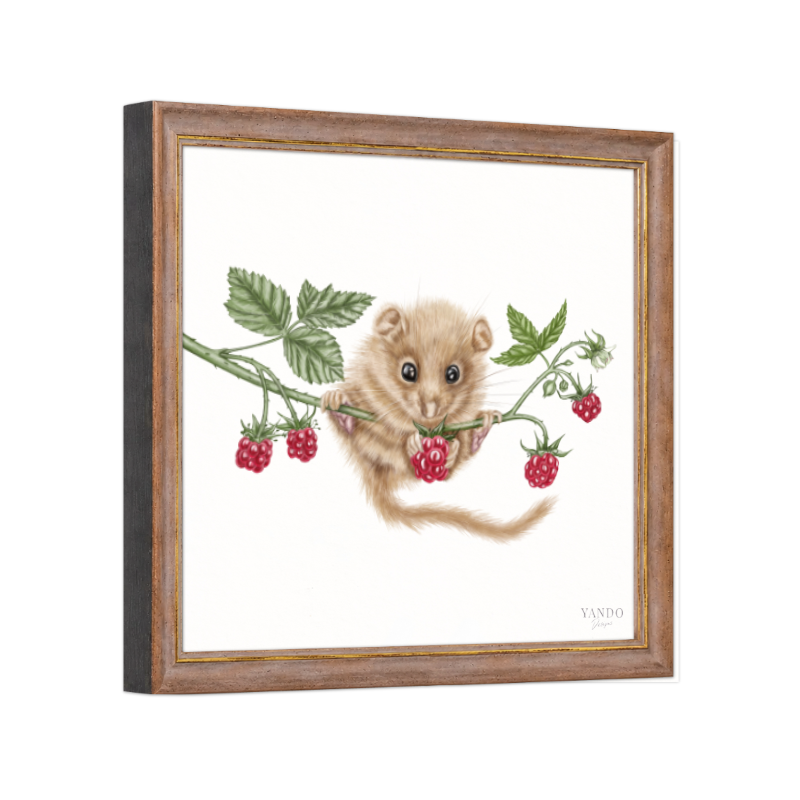 Kunstdruck Haselmaus und Himbeere II mit Holzrahmen – Nussbraun-Gold, Schrägansicht