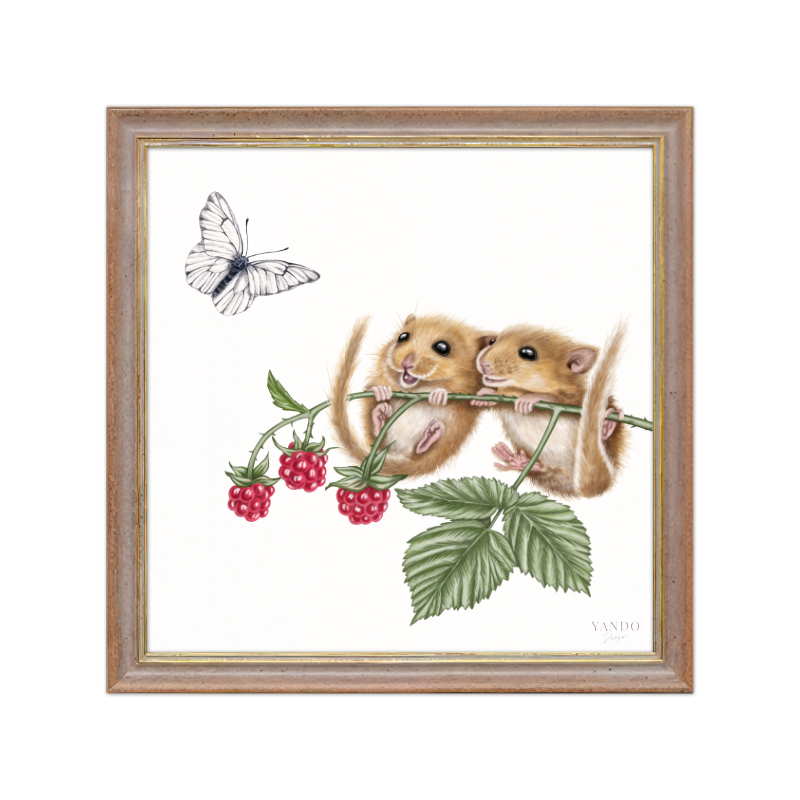Kunstdruck Haselmäuse und Himbeere mit Holzrahmen – Nussbraun-Gold