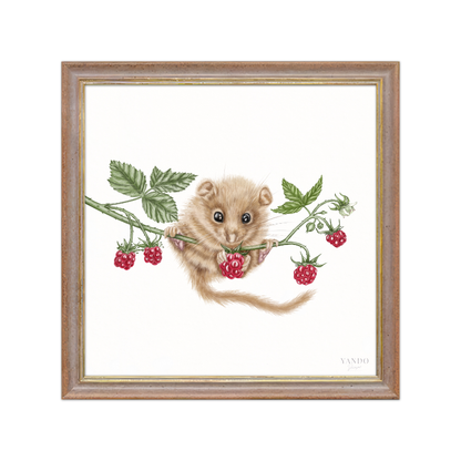 Kunstdruck Haselmaus und Himbeere II mit Holzrahmen – Nussbraun-Gold