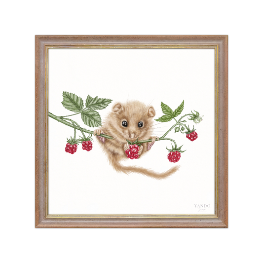 Kunstdruck Haselmaus und Himbeere II mit Holzrahmen – Nussbraun-Gold