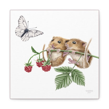 Detailliertes Naturmotiv auf Leinwand mit zwei Haselmäusen, die an einem Himbeerzweig hängen, und einem Schmetterling auf. - Leinwanddruck - Haselmäuse und Himbeere - YANDO Designs