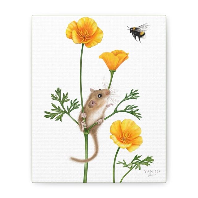 Leinwand mit detailliertem Naturmotiv einer Haselmaus, die an goldenem Mohn klettert, mit Biene auf weißem Hintergrund. - Leinwanddruck - Haselmaus und Goldmohn - YANDO Designs