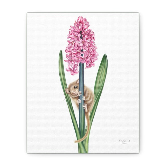 Detailliertes Naturmotiv auf Leinwand mit einer haselmaus, die an einer pinken Hyazinthe zwischen grünen Blättern klettert,. - Leinwanddruck - Haselmaus und Hyazinthe - YANDO Designs