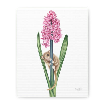 Detailliertes Naturmotiv auf Leinwand mit einer haselmaus, die an einer pinken Hyazinthe zwischen grünen Blättern klettert,. - Leinwanddruck - Haselmaus und Hyazinthe - YANDO Designs