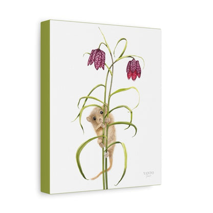 Leinwand mit detailliertem Naturmotiv einer Haselmaus, die an einem grünen Stängel mit zwei violetten Schachbrettblumen. - Leinwanddruck - Haselmaus und Schachbrettblume - YANDO Designs