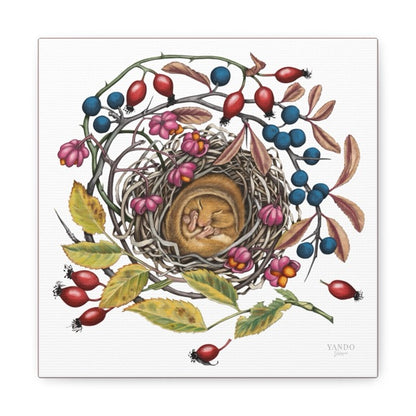 Leinwand mit detailliertem Naturmotiv einer schläfrigen Haselmaus im Nest, umgeben von bunten Beeren und Blättern. - Leinwanddruck - Schlafende Haselmaus - YANDO Designs