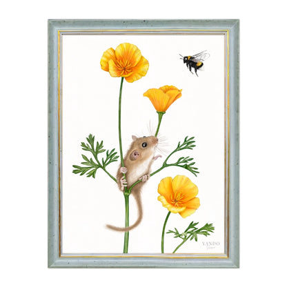 Haselmaus und Goldmohn im blauen Holzrahmen — gerahmt und aufhängbereit