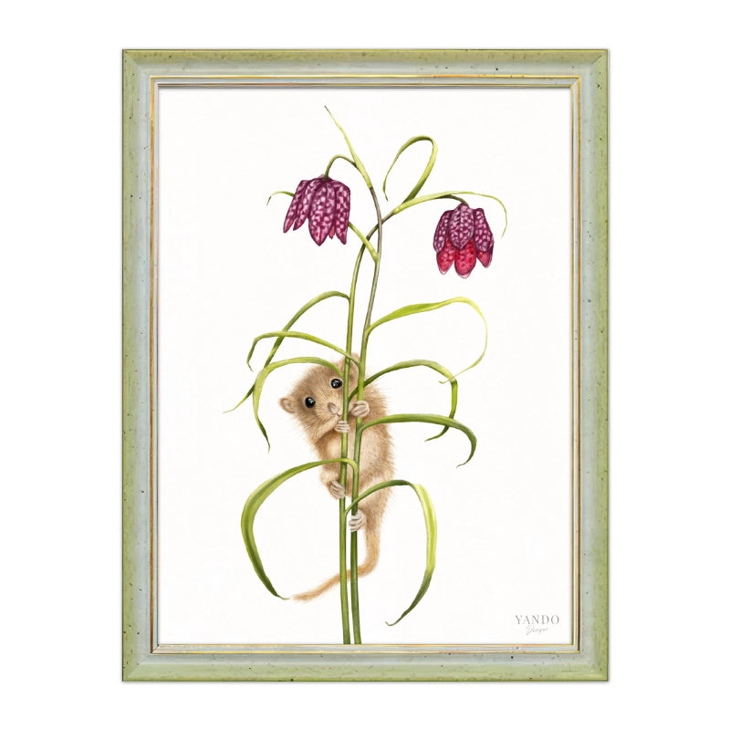 Gerahmter Kunstdruck – Haselmaus und Schachbrettblume, Naturmotiv im Holzrahmen
