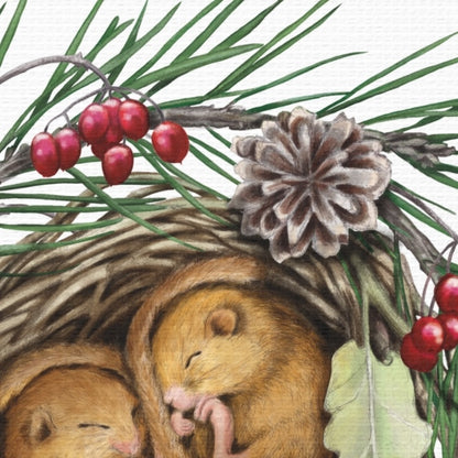 Detailliertes Leinwand-Naturmotiv mit schlafenden Haselmäusen im Nest, umgeben von Tannenzweigen, roten Beeren und. - Leinwanddruck - Schlafende Haselmäuse - YANDO Designs